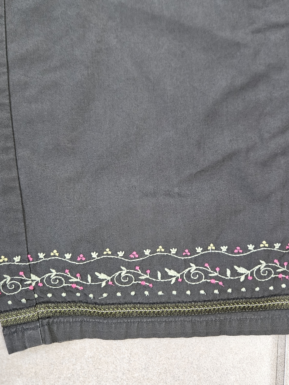 Liz Claiborne 2-Piece Set – Embroidered Blouse and Cropped Pants Size 8 - Picture 6 of 13